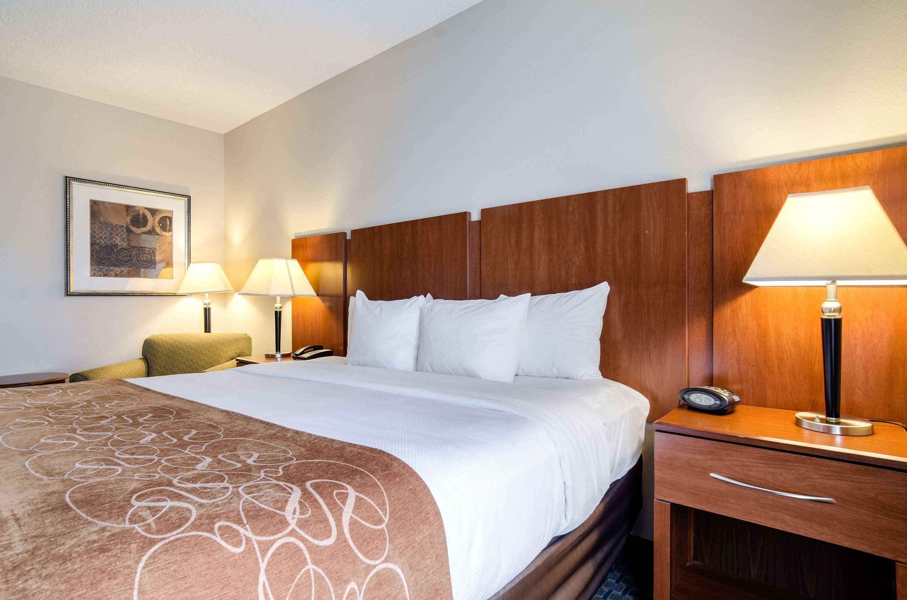 Hotel Baymont By Wyndham Pratt Exteriér fotografie