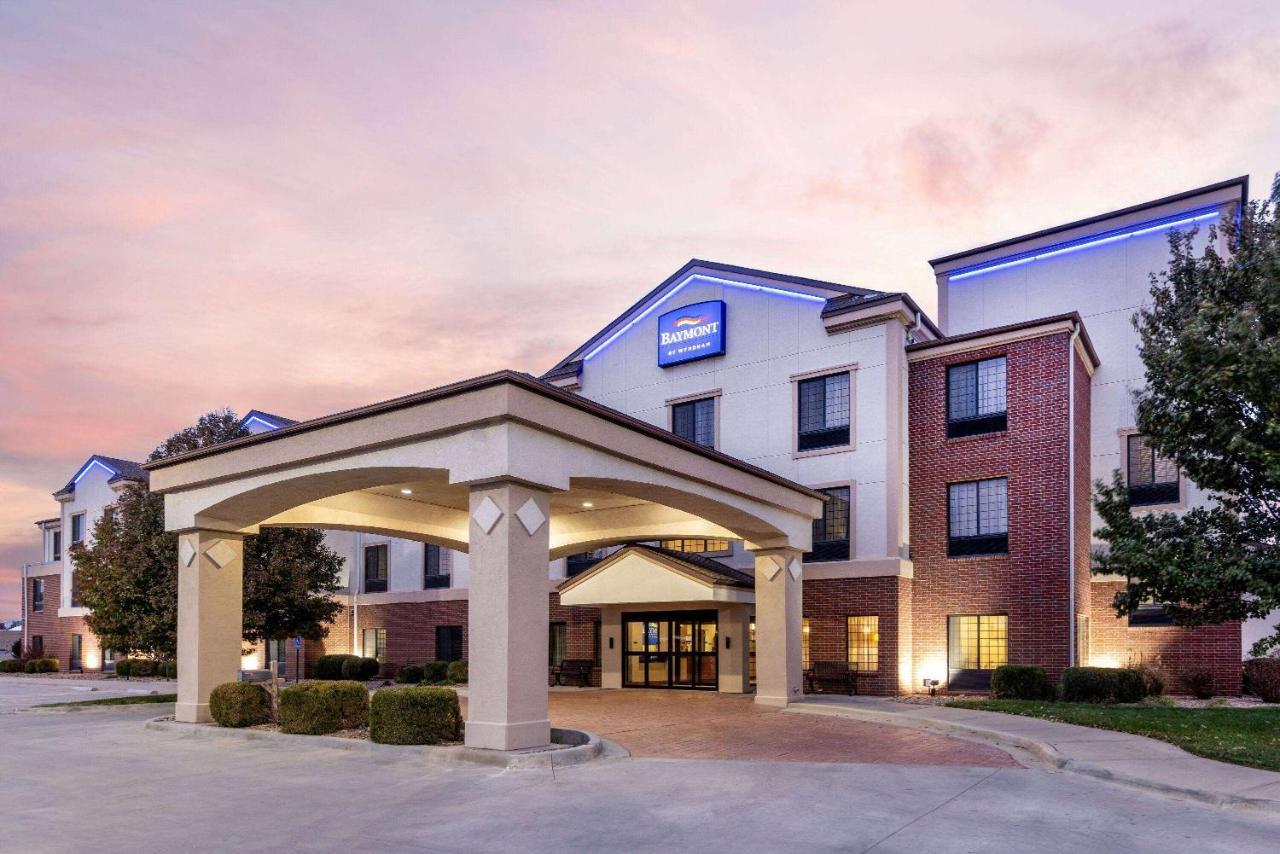 Hotel Baymont By Wyndham Pratt Exteriér fotografie